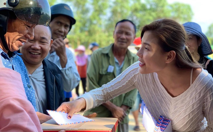 Thúy Diễm bị soi ra chi tiết từ thiện quan trọng, hé lộ tương lai lại dính ồn ào giống Thủy Tiên 4 Thúy Diễm bị soi ra chi tiết từ thiện quan trọng, hé lộ tương lai lại dính ồn ào giống Thủy Tiên 4