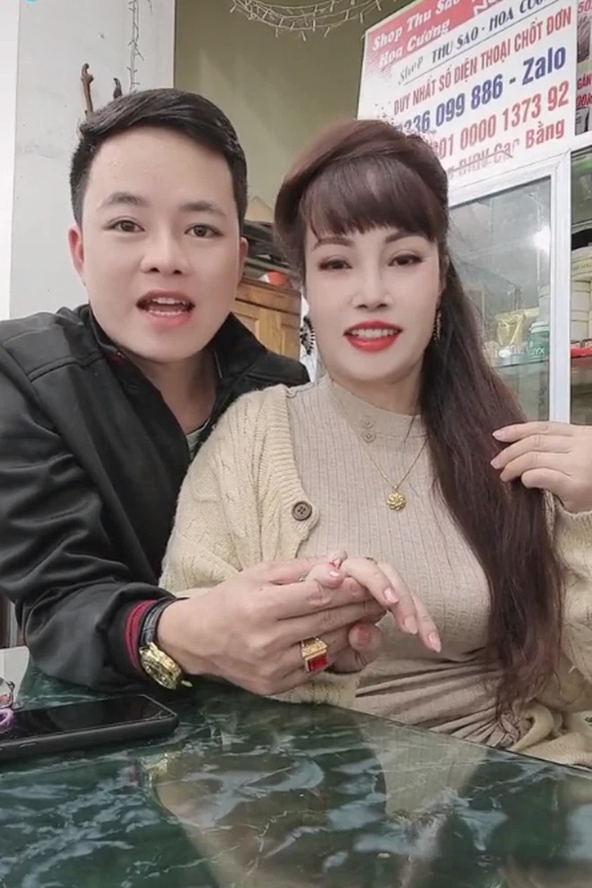 Cô dâu Cao Bằng lộ diện mùi mẫn bên chồng, nhan sắc tiếp tục khiến dân tình dồn sự chú ý 2 Cô dâu Cao Bằng lộ diện mùi mẫn bên chồng, nhan sắc tiếp tục khiến dân tình dồn sự chú ý 2