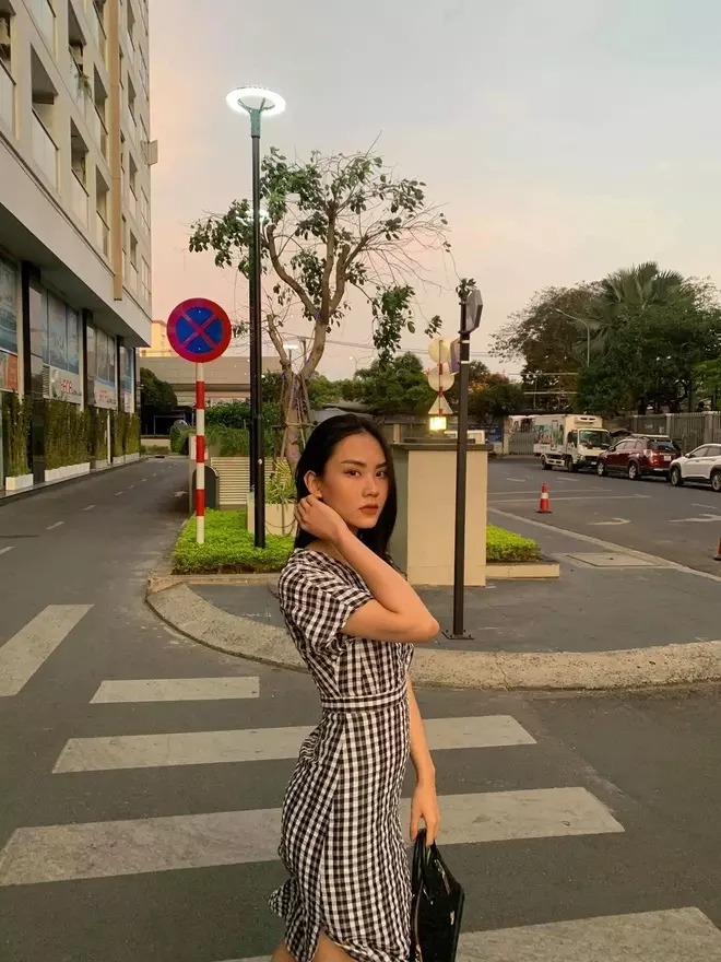 Cận mặt 'gái lạ' trong tư gia chồng cũ Lệ Quyên: Nhan sắc xứng tầm đối thủ Đỗ Thị Hà, thần thái chẳng kém Cẩm Đan - Ảnh 2 Cận mặt 'gái lạ' trong tư gia chồng cũ Lệ Quyên: Nhan sắc xứng tầm đối thủ Đỗ Thị Hà, thần thái chẳng kém Cẩm Đan - Ảnh 2