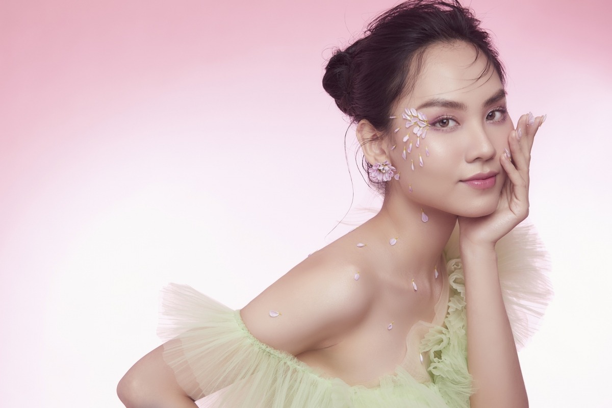 Cận mặt 'gái lạ' trong tư gia chồng cũ Lệ Quyên: Nhan sắc xứng tầm đối thủ Đỗ Thị Hà, thần thái chẳng kém Cẩm Đan - Ảnh 3 Cận mặt 'gái lạ' trong tư gia chồng cũ Lệ Quyên: Nhan sắc xứng tầm đối thủ Đỗ Thị Hà, thần thái chẳng kém Cẩm Đan - Ảnh 3