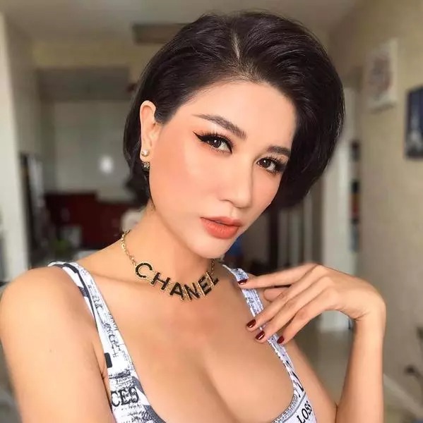 Trang Trần vô tình để lộ đường cong cơ thể vì góc quay táo bạo chẳng kém Ngọc Trinh - Ảnh 2 Trang Trần vô tình để lộ đường cong cơ thể vì góc quay táo bạo chẳng kém Ngọc Trinh - Ảnh 2