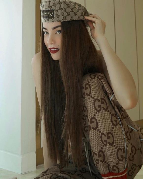 Hồ Ngọc Hà cạnh tranh Ngọc Trinh, chính thức trở lại đường đua 'kiệm vải' hậu thoát vai mẹ bỉm 4 Hồ Ngọc Hà cạnh tranh Ngọc Trinh, chính thức trở lại đường đua 'kiệm vải' hậu thoát vai mẹ bỉm 4