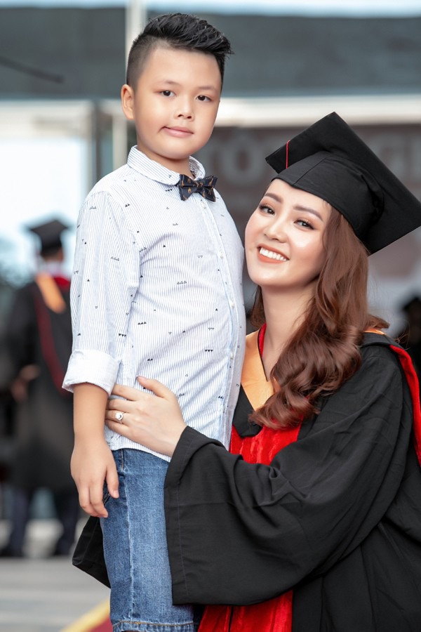 Thấy BTV Hoài Anh khoe ảnh ái nữ, MC Thụy Vân lập tức buông lời thể hiện rõ thái độ 5 Thấy BTV Hoài Anh khoe ảnh ái nữ, MC Thụy Vân lập tức buông lời thể hiện rõ thái độ 5