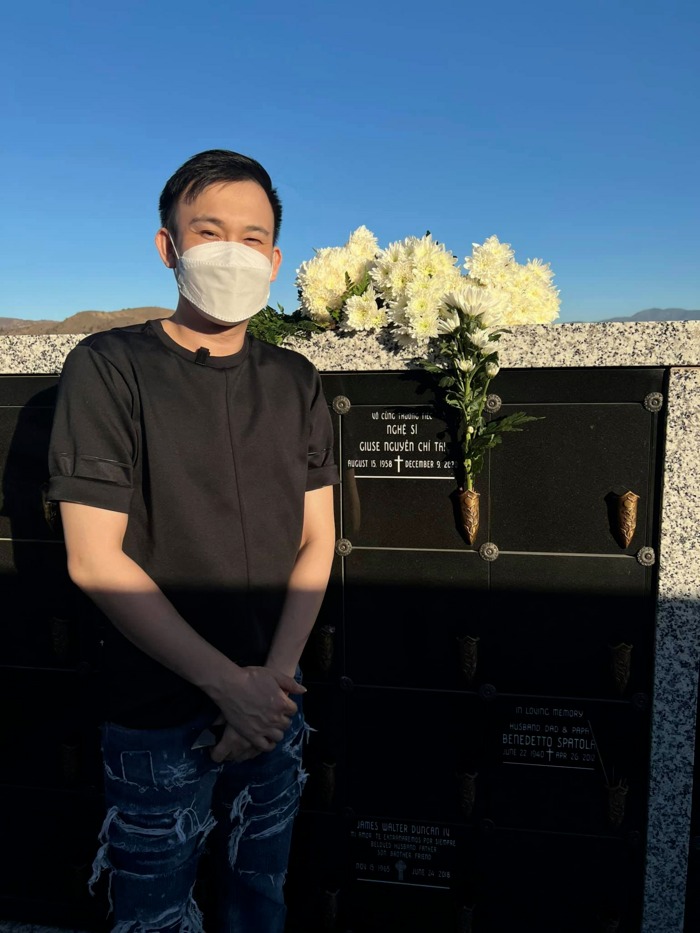 Dương Triệu Vũ đi thăm mộ chí Tài ngay khi vừa đặt chân đến Mỹ. Ảnh: FBNV