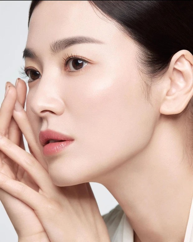Song Hye Kyo khiến dư luận phẫn nộ giữa lúc mải mê quấn quít bên 'người tình' trẻ tuổi 3 Song Hye Kyo khiến dư luận phẫn nộ giữa lúc mải mê quấn quít bên 'người tình' trẻ tuổi 3