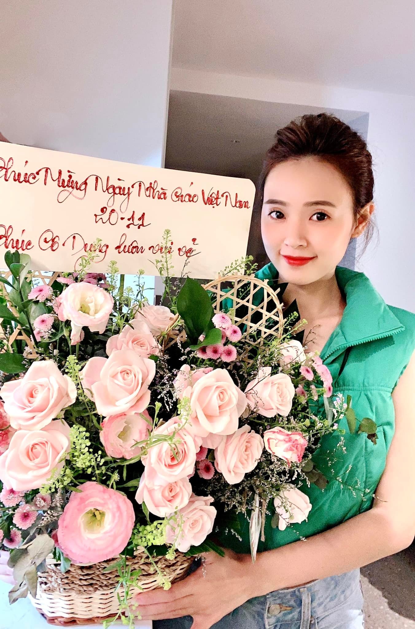 Midu công khai nhận tiền của sinh viên trong ngày Nhà giáo Việt Nam với lời giải thích đầy thuyết phục Midu công khai nhận tiền của sinh viên trong ngày Nhà giáo Việt Nam với lời giải thích đầy thuyết phục
