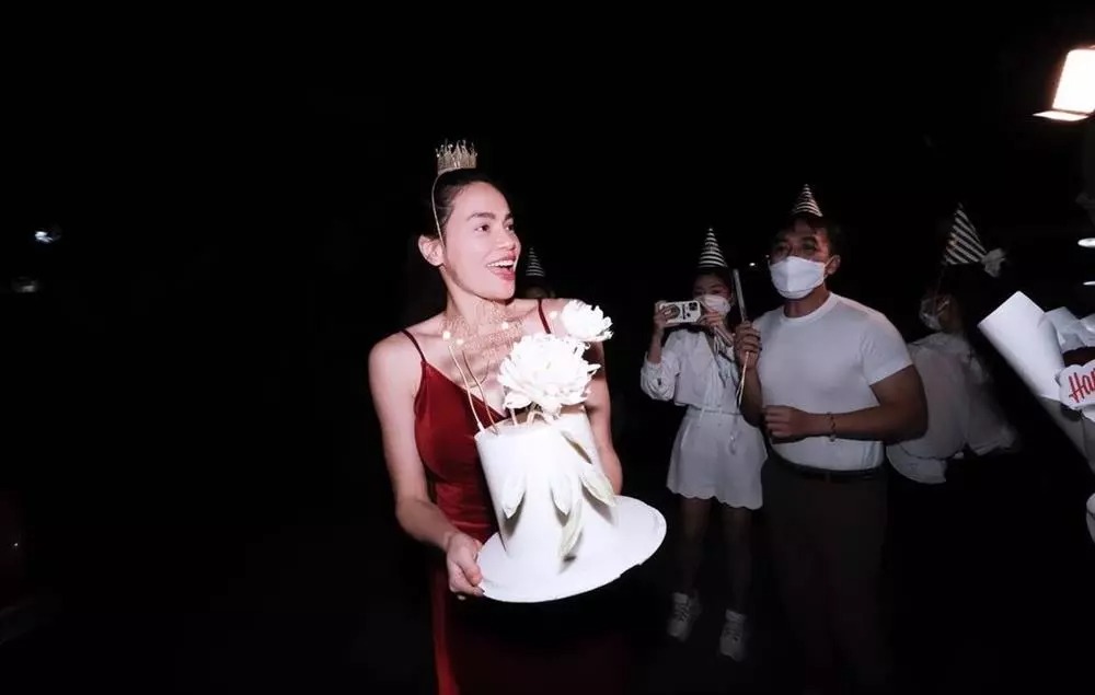 Hồ Ngọc Hà bất ngờ trước món quà sinh nhật từ bè bạn. Ảnh: Chụp màn hình Hồ Ngọc Hà bất ngờ trước món quà sinh nhật từ bè bạn. Ảnh: Chụp màn hình