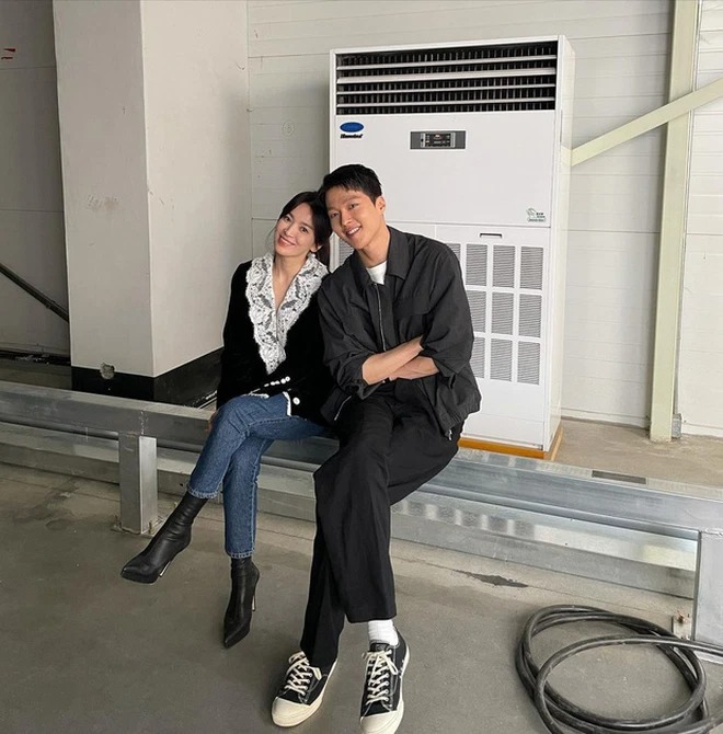 Song Joong Ki cùng 'tình tin đồn' đón tin cực vui, mặc Song Hye Kyo vui vẻ bên 'tình trẻ' 5