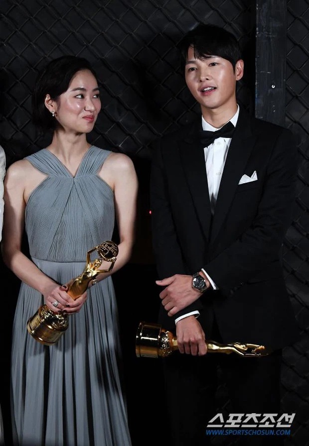 Song Joong Ki cùng 'tình tin đồn' đón tin cực vui, mặc Song Hye Kyo vui vẻ bên 'tình trẻ' 3