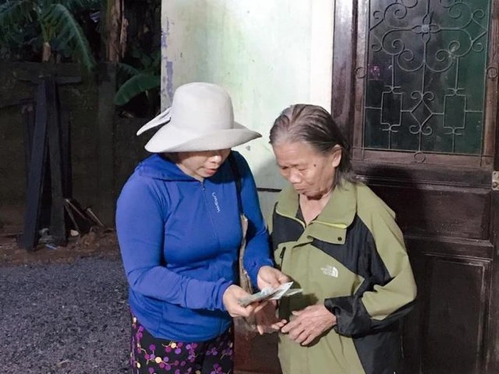 Sự thật việc Thủy Tiên mượn tiền của dân đi cứu trợ giữa ồn ào từ thiện 3 Sự thật việc Thủy Tiên mượn tiền của dân đi cứu trợ giữa ồn ào từ thiện 3