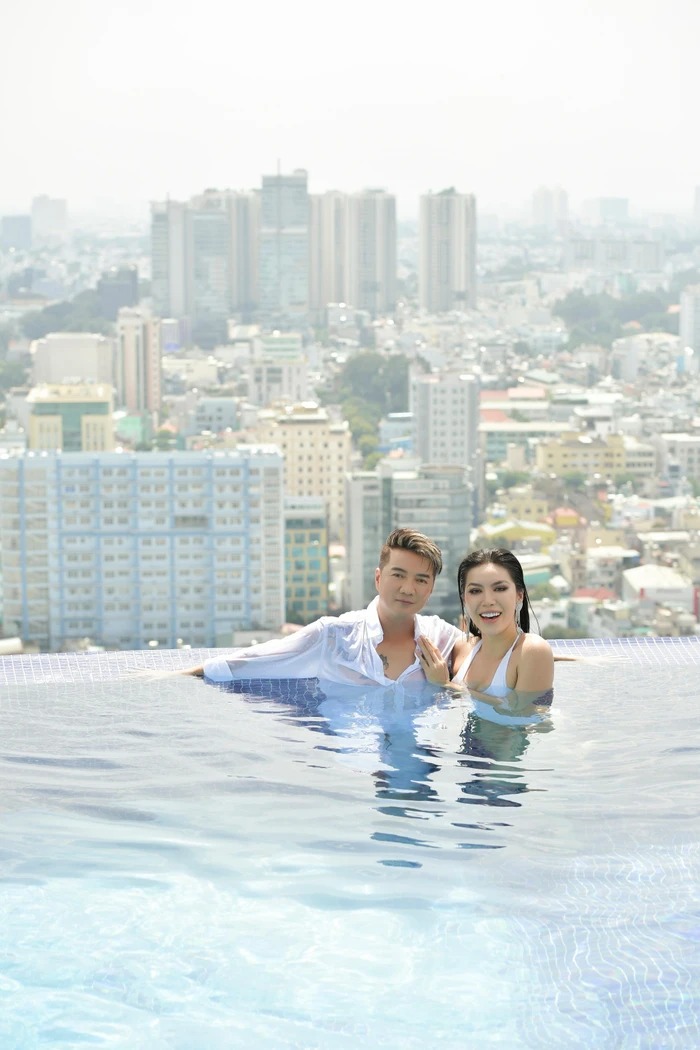 Đàm Vĩnh Hưng và Minh Tú ở hậu trường MV. Ảnh: FBNV Đàm Vĩnh Hưng và Minh Tú ở hậu trường MV. Ảnh: FBNV