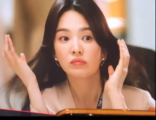 Song Hye Kyo để lộ biểu cảm lạ giữa lúc chồng cũ Song Joong Ki 'dậy sóng' vì tin đồn hẹn hò bạn diễn 3