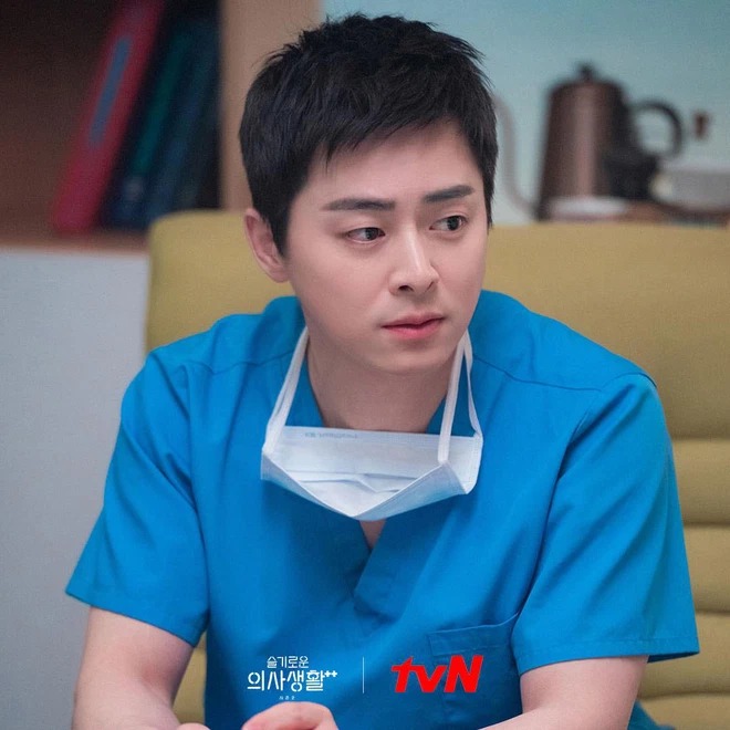 Nhờ thành công của Hospital Playlist 2 mà Jo Jung Suk tiếp tục nhận được sự quan tâm của người hâm mộ. Trong BXH này, Jo Jung Suk đồng hạng với Nam Goong Min về độ nổi tiếng trong năm qua
