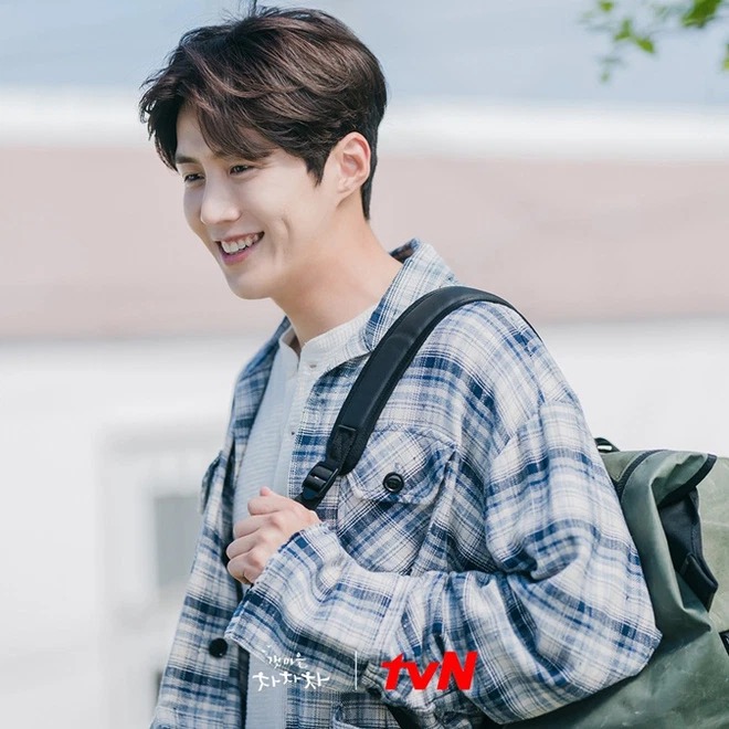 Đồng hạng cùng Shin Min Ah chính là bạn diễn của cô trong Hometown Cha-Cha-Cha - Kim Seon Ho. Đang có hình ảnh đẹp nhờ tác phẩm truyền hình ấn tượng, ồn ào ép bạn gái bỏ con khiến sự nghiệp của Kim Seon Ho gần như đi đến bờ vực đổ vỡ. Tuy nhiên, màn 'lật kèo' nhanh chóng với nhiều bằng chứng tiết lộ nam diễn viên không như lời tố của bạn gái cũ giúp cho nam diễn viên vẫn có 'đường' để trở lại màn ảnh