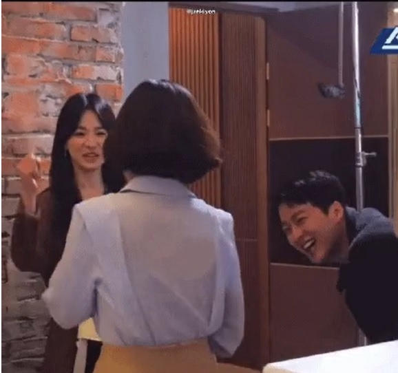 Lộ diện 'người thứ ba' xuất hiện trong mối quan hệ giữa Song Hye Kyo và 'người tình đặc biệt' 4