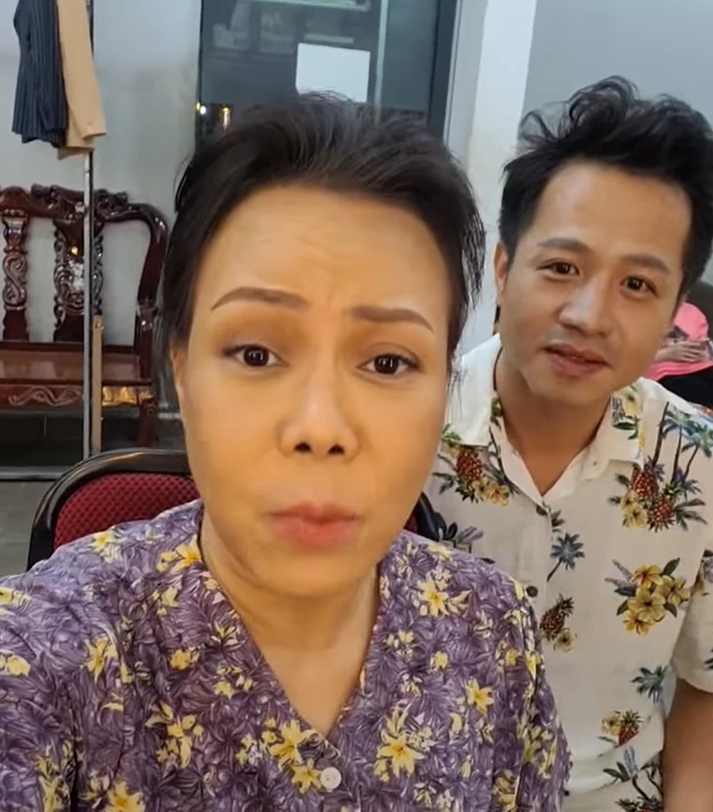 Việt Hương chuẩn bị lên sân khấu. Ảnh: Chụp màn hình Việt Hương chuẩn bị lên sân khấu. Ảnh: Chụp màn hình