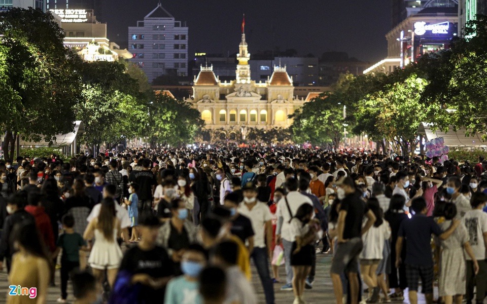 Không khí đêm Noel 24/12: TP. Hồ Chí Minh kẹt cứng người, Nhà thờ Lớn Hà Nội vắng vẻ hơn mọi năm 3