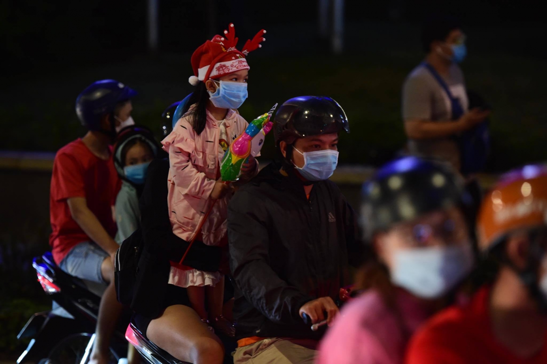 Không khí đêm Noel 24/12: TP. Hồ Chí Minh kẹt cứng người, Nhà thờ Lớn Hà Nội vắng vẻ hơn mọi năm 2 Không khí đêm Noel 24/12: TP. Hồ Chí Minh kẹt cứng người, Nhà thờ Lớn Hà Nội vắng vẻ hơn mọi năm 2