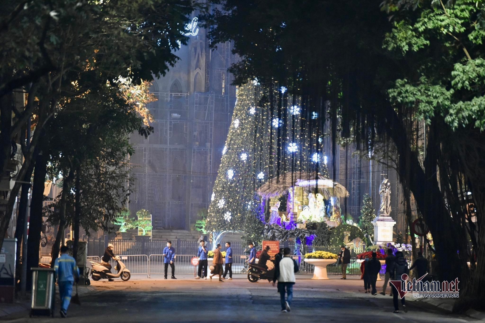 Không khí đêm Noel 24/12: TP. Hồ Chí Minh kẹt cứng người, Nhà thờ Lớn Hà Nội vắng vẻ hơn mọi năm 6
