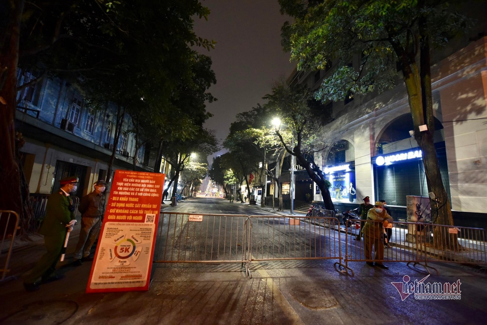 Không khí đêm Noel 24/12: TP. Hồ Chí Minh kẹt cứng người, Nhà thờ Lớn Hà Nội vắng vẻ hơn mọi năm 5 Không khí đêm Noel 24/12: TP. Hồ Chí Minh kẹt cứng người, Nhà thờ Lớn Hà Nội vắng vẻ hơn mọi năm 5
