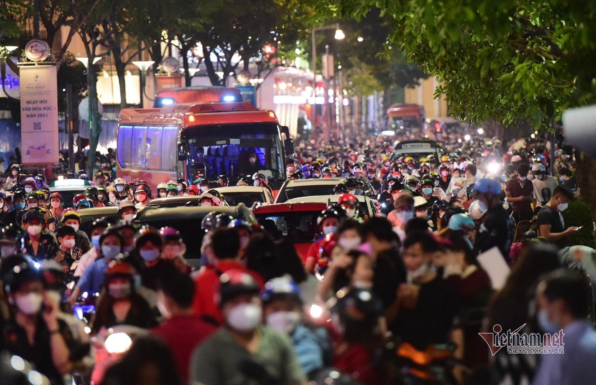Không khí đêm Noel 24/12: TP. Hồ Chí Minh kẹt cứng người, Nhà thờ Lớn Hà Nội vắng vẻ hơn mọi năm 4