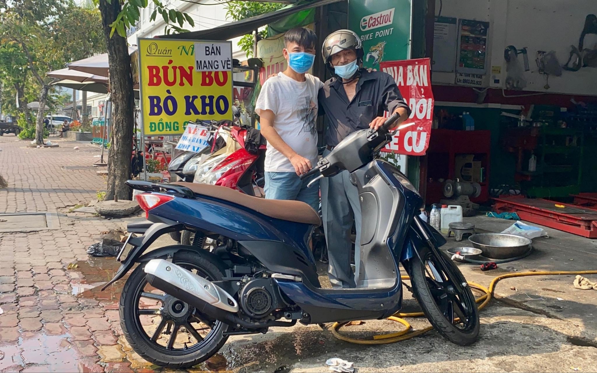 Tô Hiếu tặng xe cho Thương Tín mới đây. Ảnh: Internet Tô Hiếu tặng xe cho Thương Tín mới đây. Ảnh: Internet