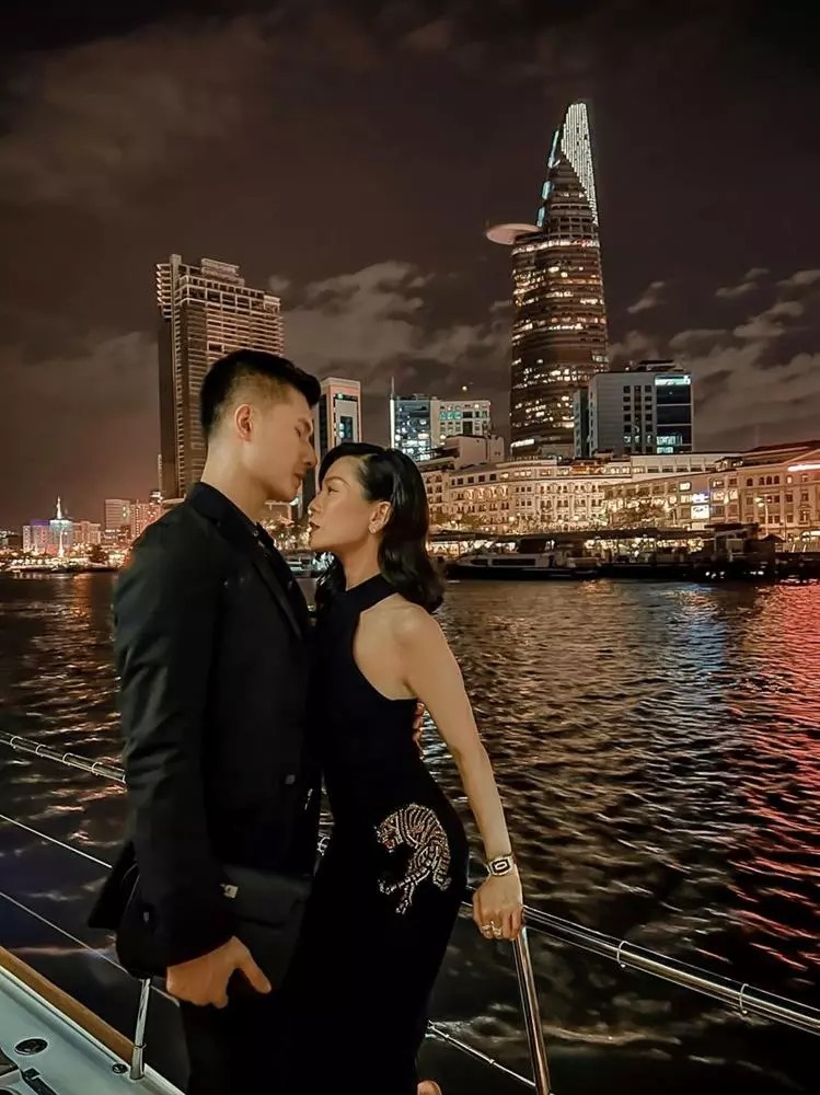 Lệ Quyên đón năm mới ngọt ngào bên Lâm Bảo Châu. Ảnh: FBNV