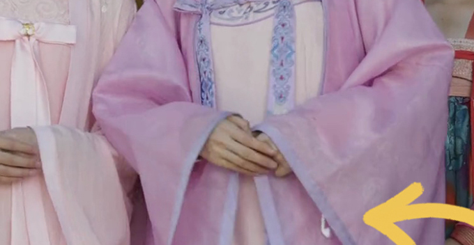 'Gia Nam truyện' là phim cổ trang Trung Quốc 2021, ra mắt từ tháng 10 do Cúc Tịnh Y, Tăng Thuấn Hy đóng chính. Ở một phân cảnh phim, lộ rõ hình ảnh một chiếc tai nghe trong ống tay áo nữ diễn viên