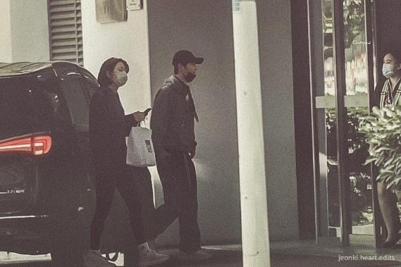 Hình ảnh được cho là hẹn hò của Song Joong Ki và Jeon Yeo Bin. Ảnh: Internet