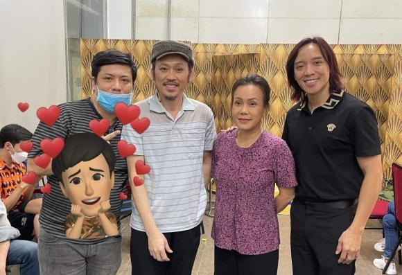 Hoài Linh thần sắc tươi tắn, rạng ngời với gương mặt 'có da có thịt' hơn xưa. Ảnh: FB Hoài Linh thần sắc tươi tắn, rạng ngời với gương mặt 'có da có thịt' hơn xưa. Ảnh: FB