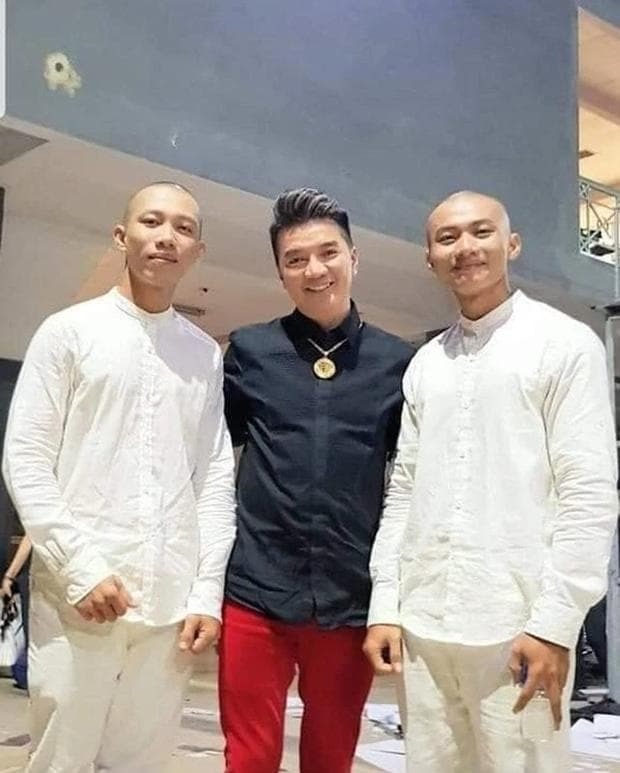 MXH xôn xao hình ảnh Hoài Linh, Trấn Thành, Đàm Vĩnh Hưng vui vẻ bên thành viên của Tịnh thất Bồng Lai 2 MXH xôn xao hình ảnh Hoài Linh, Trấn Thành, Đàm Vĩnh Hưng vui vẻ bên thành viên của Tịnh thất Bồng Lai 2