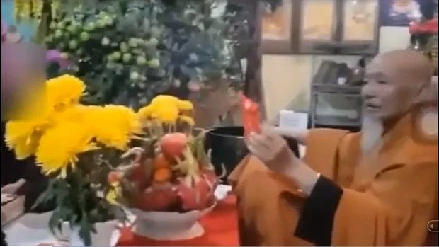 Ông Lê Tùng vân tại lễ mừng thọ không nhận hoa trái, chỉ nhận 'bao thơ'. Ảnh: Chụp màn hình Ông Lê Tùng vân tại lễ mừng thọ không nhận hoa trái, chỉ nhận 'bao thơ'. Ảnh: Chụp màn hình