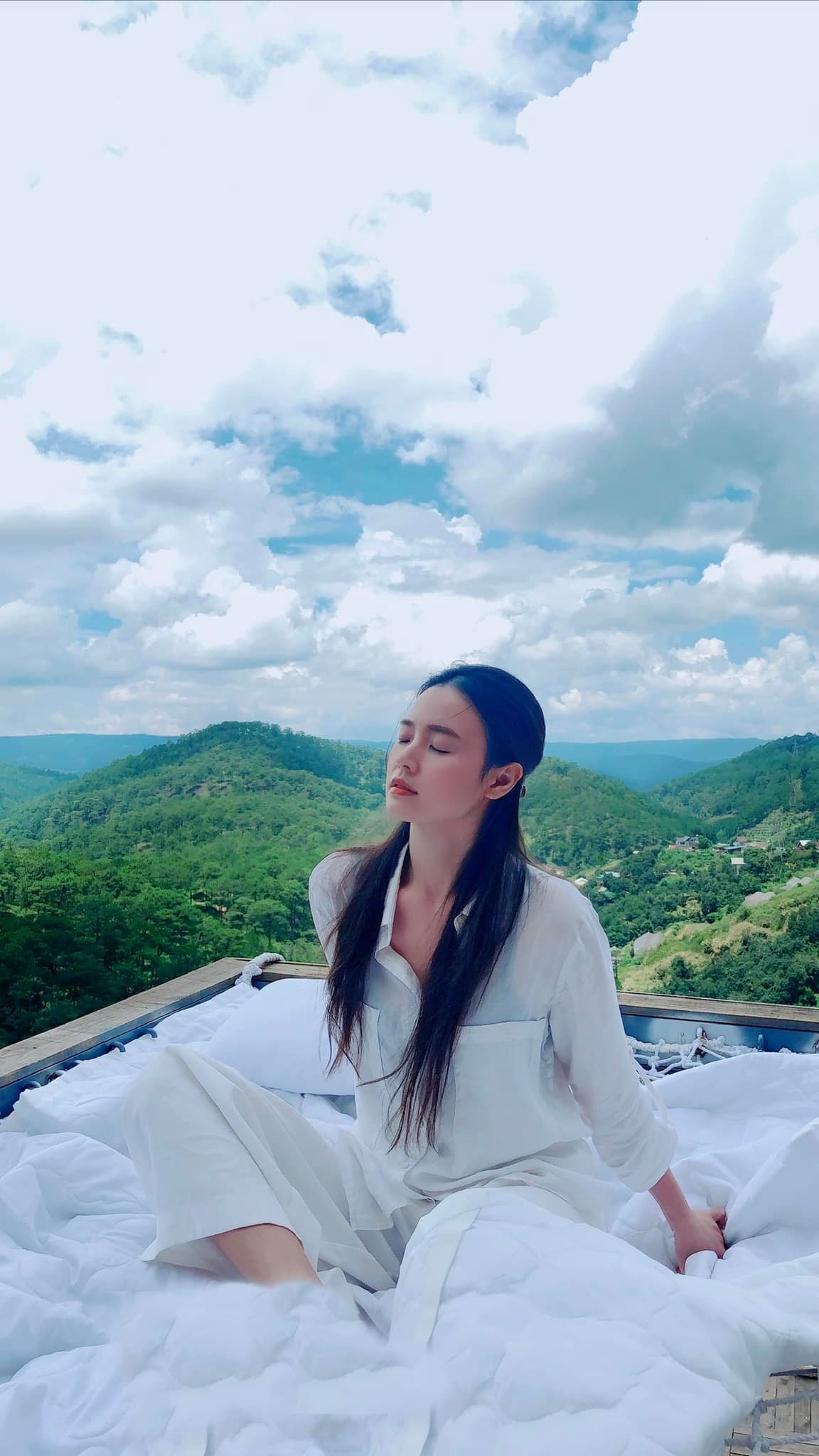 Midu thường gắn với vẻ đẹp dịu dàng, trẻ trung và đầy mong manh. Ảnh: FBNV