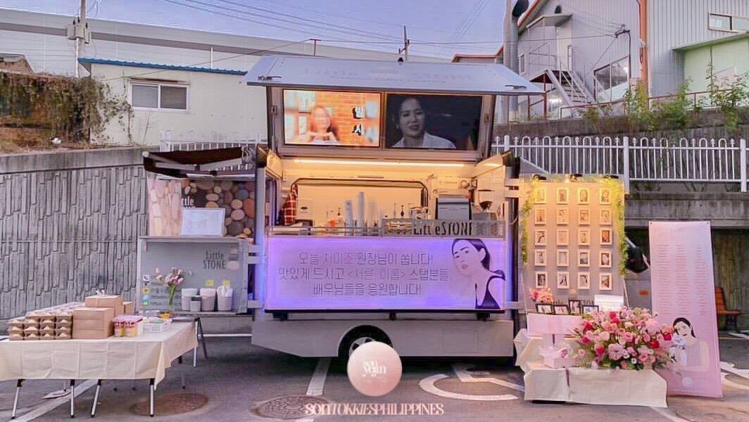 Tại Hàn Quốc, gửi xe cà phê đến phim trường là hình thức thể hiện sự quan tâm, thân thiết dành cho diễn viên đang tham gia đóng phim. Ảnh: Internert