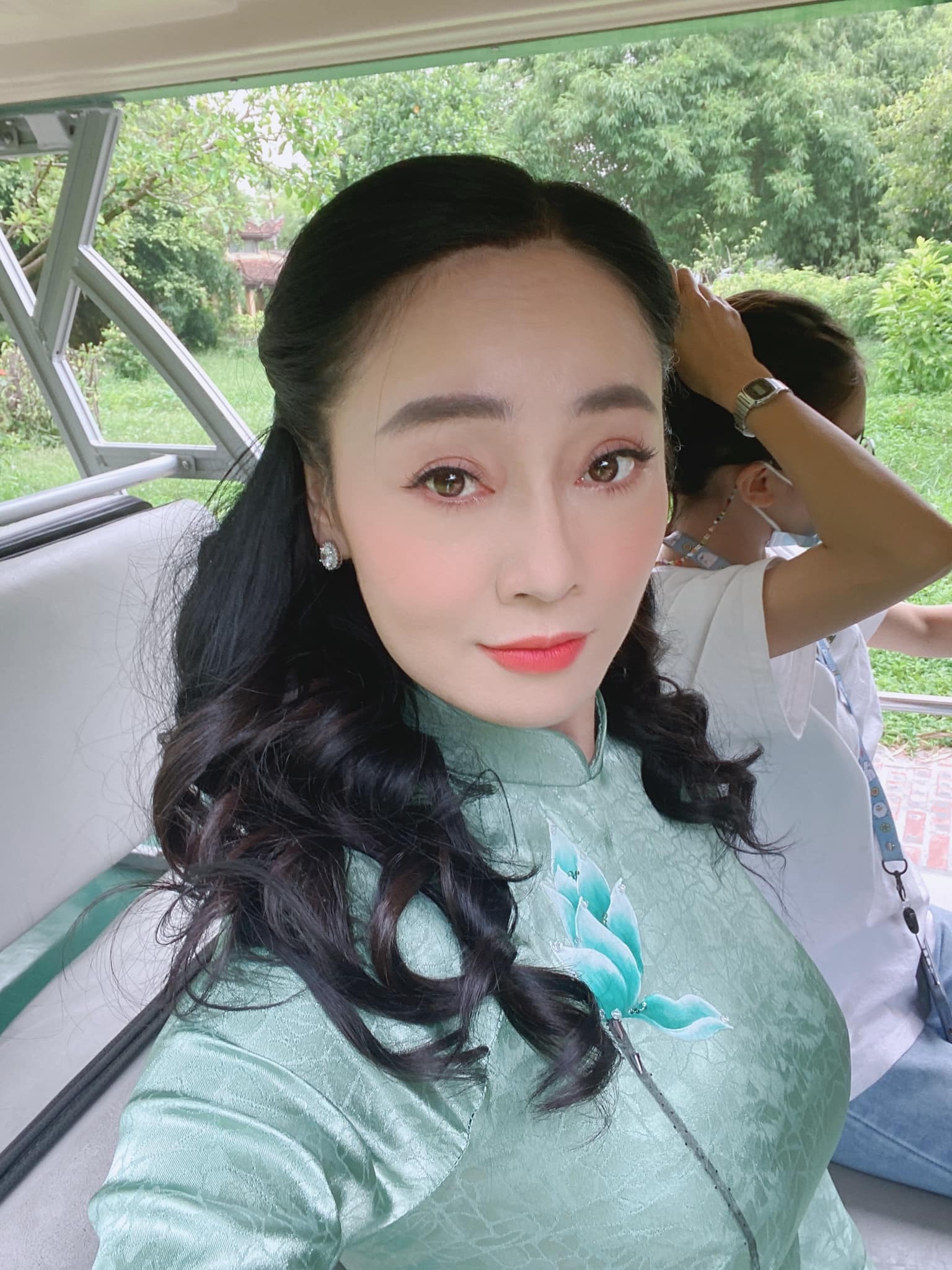 Xả vai 'Hương vị tình thân', 'mẹ' Mạnh Trường tự tin lấn át con dâu Phương Oanh - Ảnh 2