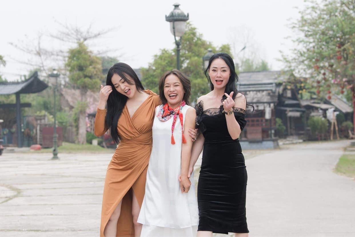 Dàn diễn viên Hương vị tình thân hội ngộ. Ảnh: FBNV