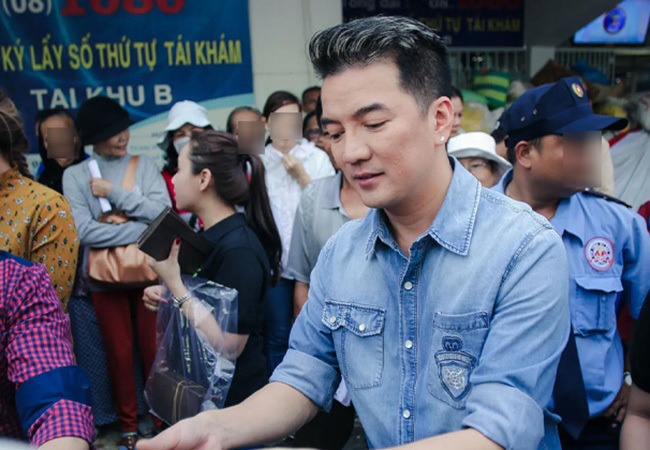 Trước 'giờ G' phơi bày sự thật từ thiện, Đàm Vĩnh Hưng hé lộ sự thật phũ phàng khiến anh bất lực, chẳng kịp trở tay 4 Trước 'giờ G' phơi bày sự thật từ thiện, Đàm Vĩnh Hưng hé lộ sự thật phũ phàng khiến anh bất lực, chẳng kịp trở tay 4