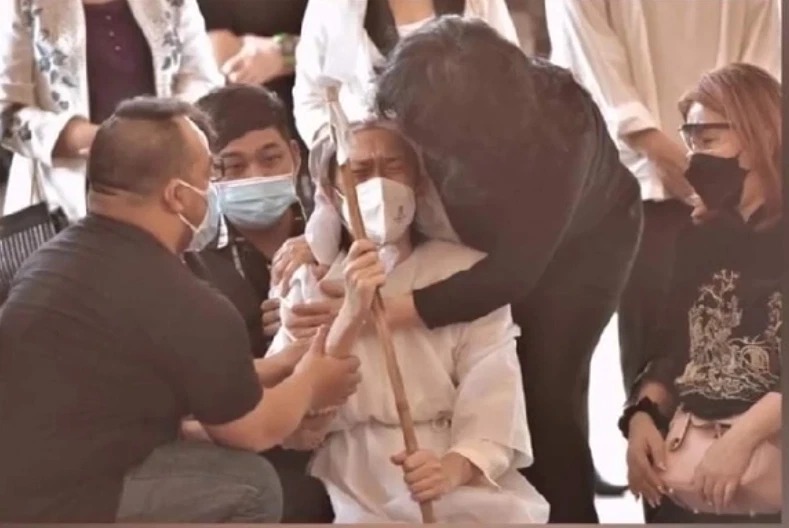 Sao Việt 14/1: Lộ diện thế lực hậu thuẫn 2 vợ chồng Vy Oanh, ảnh hiếm của Hoài Linh với nỗi đau đớn cùng cực được công khai 3