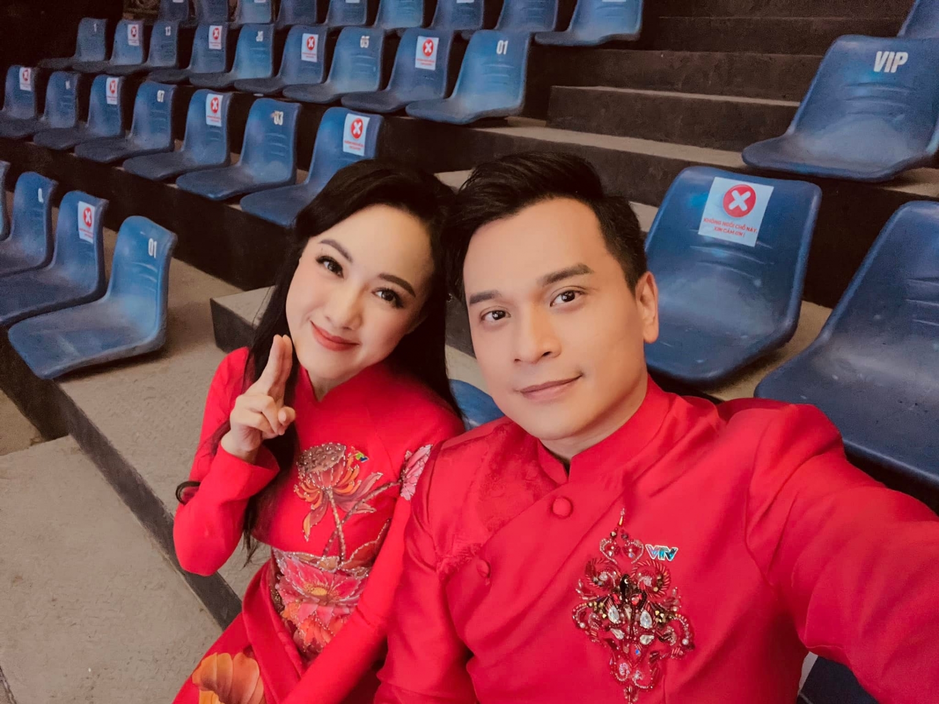 BTV Hoài Anh dịu dàng bên người đồng nghiệp Danh Tùng. Ảnh: FBNV