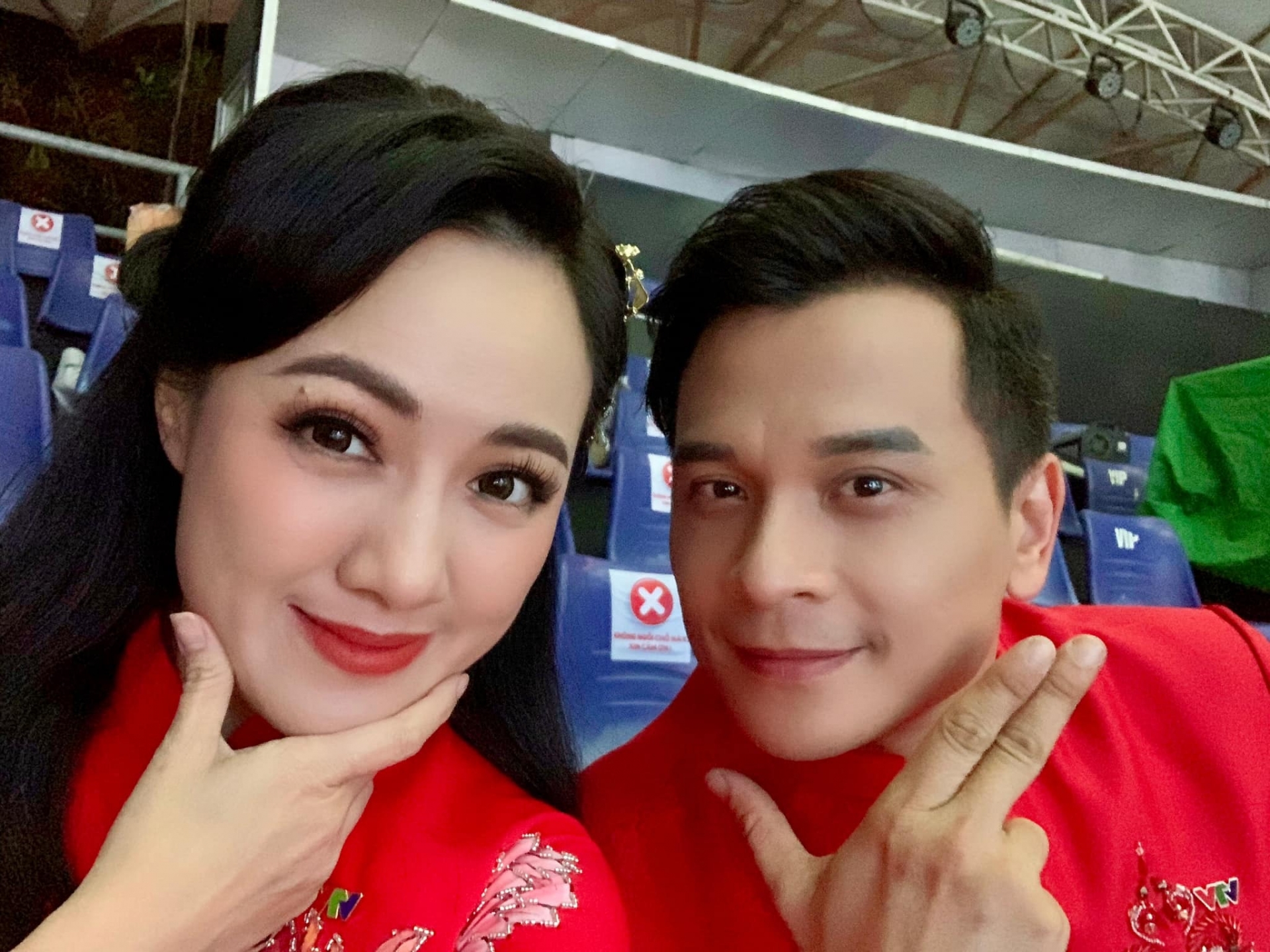 BTV Hoài Anh dịu dàng bên 'nam thần' màn ảnh, nhan sắc thế nào mà khiến dân tình 'hiểu lầm'?