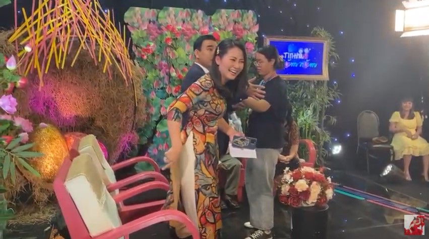 MC Quyền Linh khiến cả trường quay được một tràng cười vì sự cố nhớ đời. Ảnh: Chụp màn hình