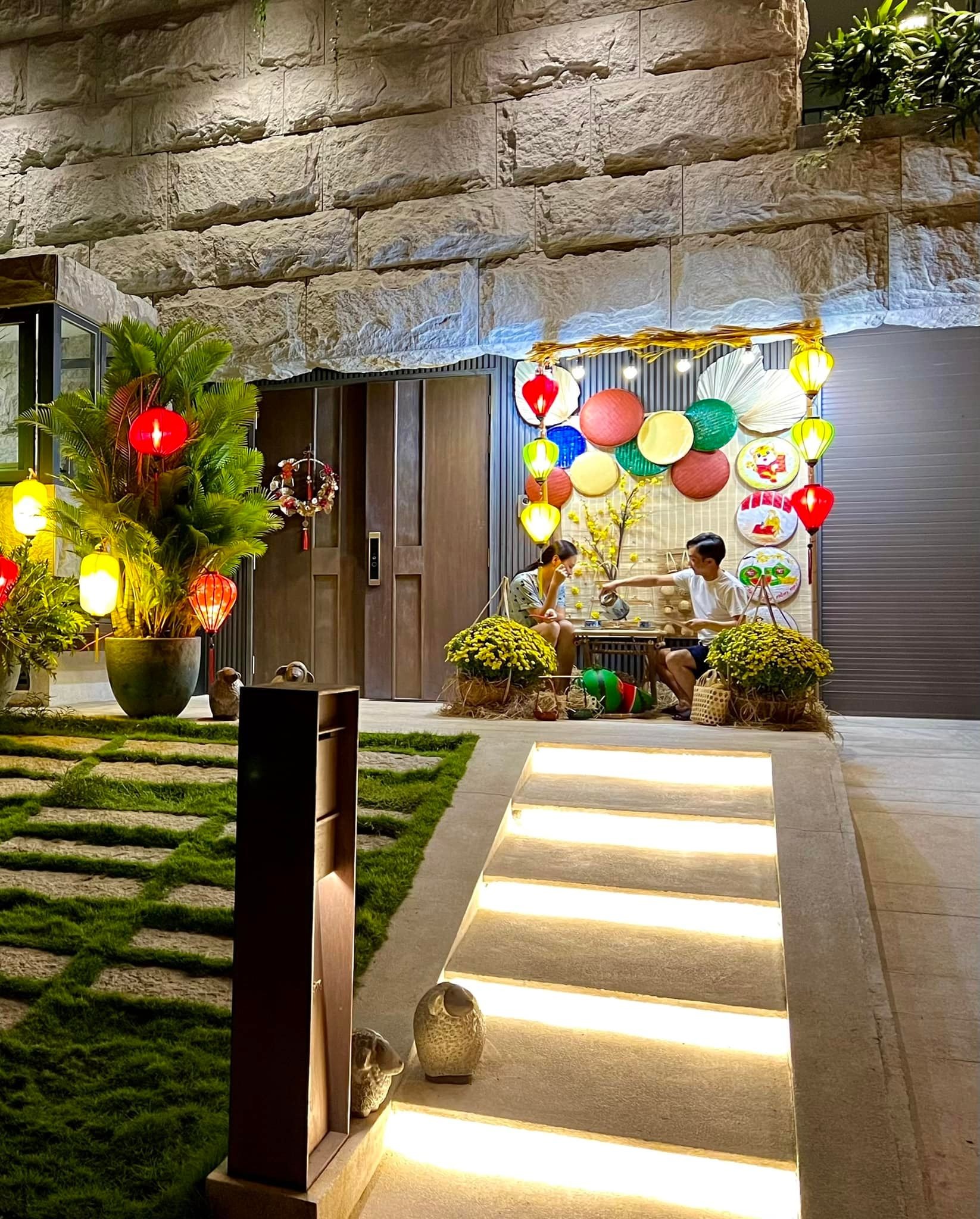 Khoảnh khắc bình dị, hạnh phúc và đầy lãng mạn của vợ chồng Cường Đô La và Đàm Thu Trang. Ảnh: FBNV