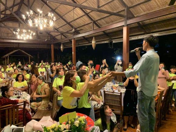 Loạt hình chứng minh Hồ Văn Cường nhận được sự 'chống lưng' cực nhiệt tình của 'thế lực' lớn - Ảnh 3 Loạt hình chứng minh Hồ Văn Cường nhận được sự 'chống lưng' cực nhiệt tình của 'thế lực' lớn - Ảnh 3