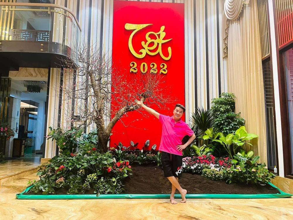 Đàm Vĩnh Hưng tiết lộ: 'Mới được có 90 % thôi. Còn cỏ, sỏi, tam cấp lối đi nữa. 2 tháng trước nơi này là cả 1 rừng thông 8 màu. Nay đã là nơi có chiếc bao lì xì lớn nhất Việt Nam màu đỏ may mắn giữa một khu vườn nhỏ chút xíu, phải thực hiện xuyên đêm từ 1 giờ đến 4 giờ sáng khi xe chở đào từ Hà Nội vào dừng trước cửa'