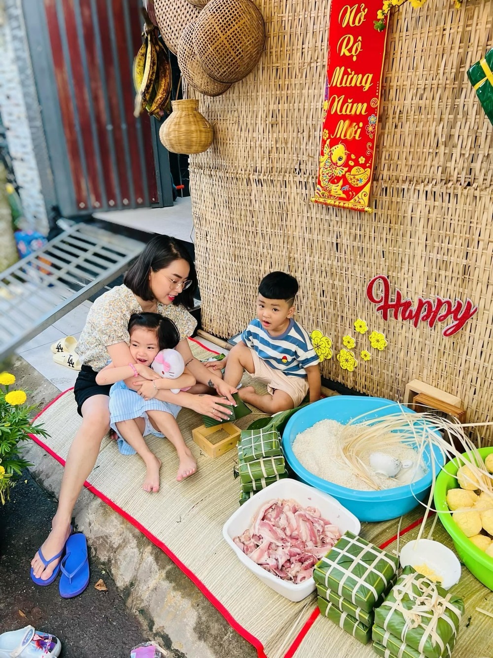 Vợ chồng Hải Băng cho thấy độ khéo léo và sự chịu chơi khi trang trí một tiểu cảnh làng quê ngày Tết ngay trước cửa nhà. Bên cạnh đó, hai vợ chồng cũng với các con bắt đầu nấu bánh chưng để chuẩn bị cho năm mới