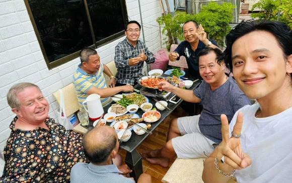 Mai Tài Phến công khai ảnh bên bạn bè giữa nghi vấn yêu đương với Mỹ Tâm. Ảnh: FBNV