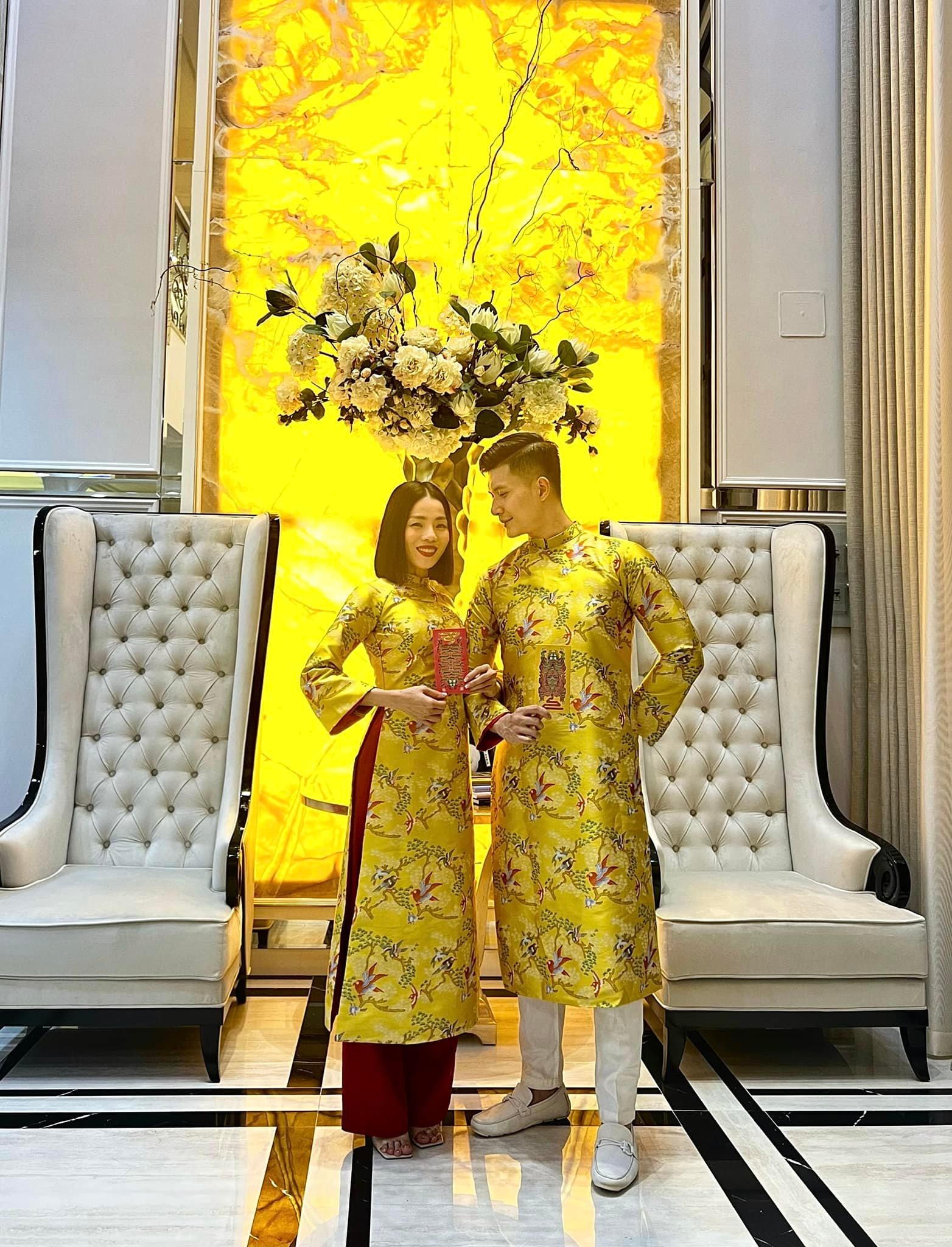 Lệ Quyên và Lâm Bảo Châu diện áo dài đôi chào năm mới. Ảnh: FBNV