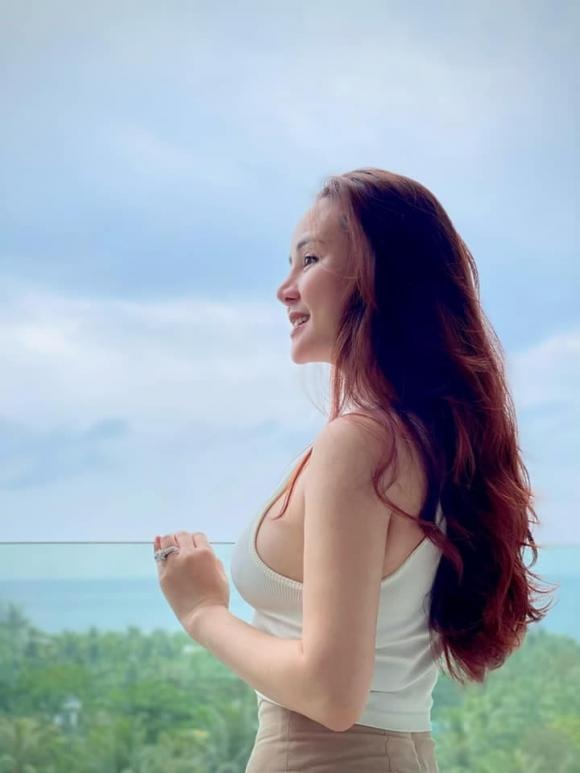 Vy Oanh lộ diện táo bạo, tự tin phô bày lợi thế cơ thể dù đã là 'mẹ 3 con' 3 Vy Oanh lộ diện táo bạo, tự tin phô bày lợi thế cơ thể dù đã là 'mẹ 3 con' 3