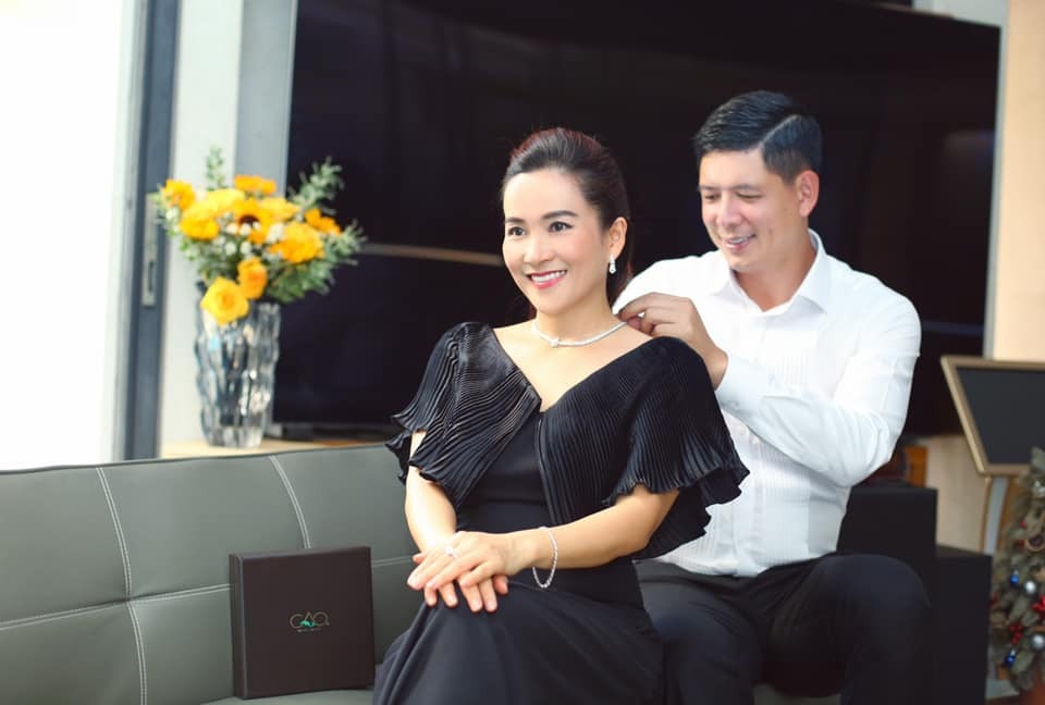 Bình Minh tặng bà xã món quà quý giá trước thềm lễ Valentine. Ảnh: FBNV