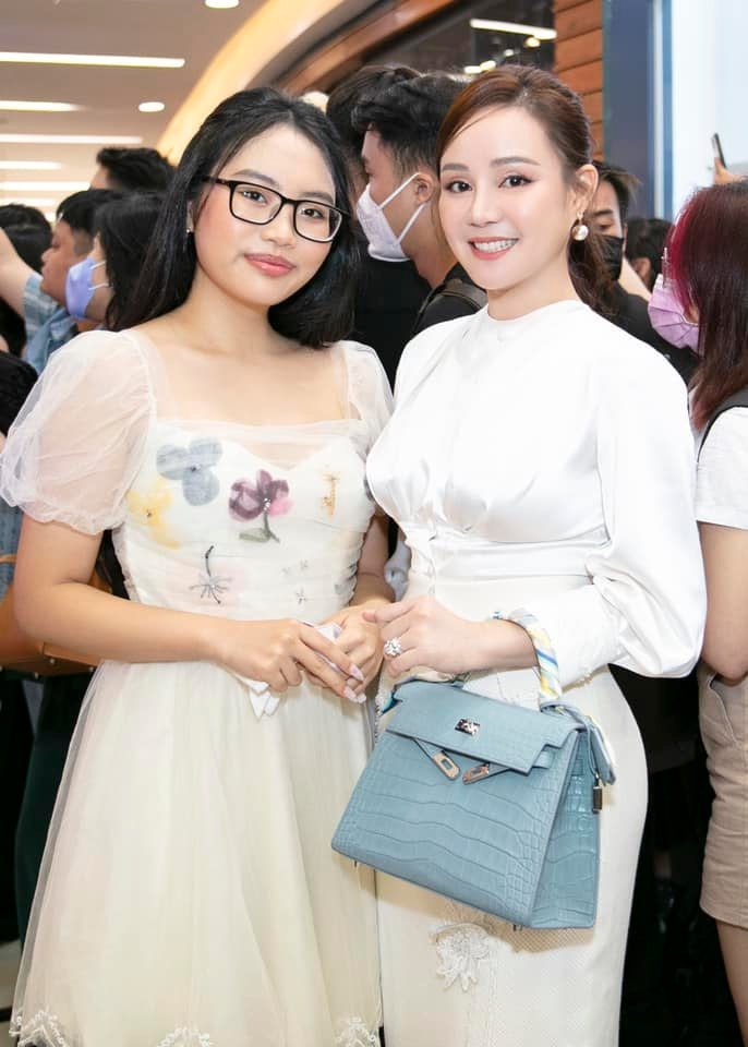 Vy Oanh tung loạt hình xinh đẹp bên Đại Nghĩa, Phương Mỹ Chi. Ảnh: FBNV